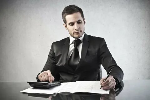 Люди в костюмах работают