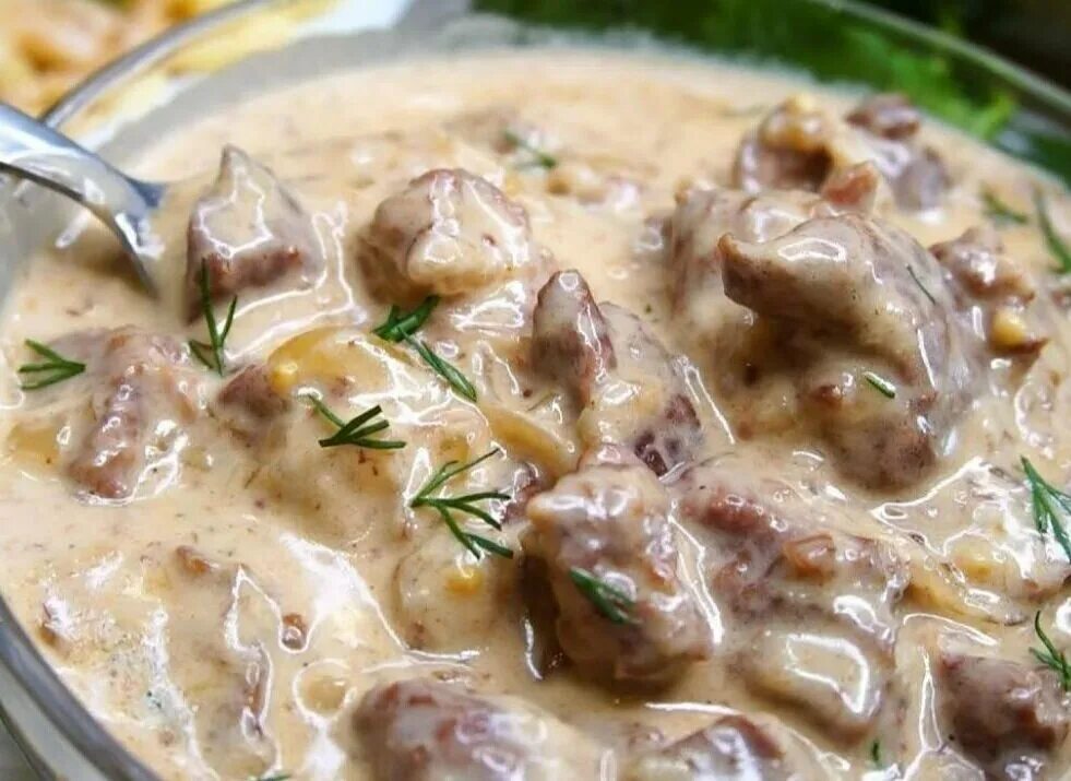 Гуляш из говядины с подливкой из сметаны. Подлив со сметаной. мясной подлив. гуляш из курицы фото. гуляш со сливками.