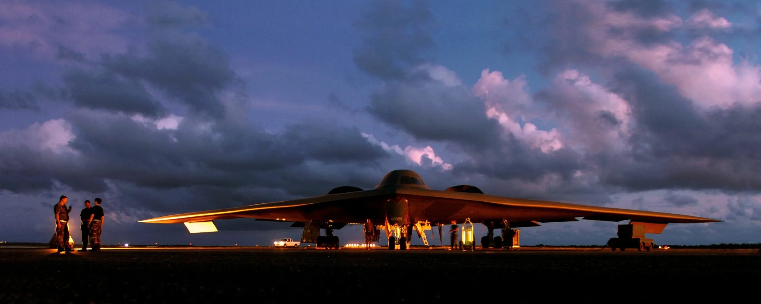 Истребитель b2. Стелс-бомбардировщик b-2. B2 Spirit. B-2 Spirit Stealth Bomber. Би 2 спирит самолет.