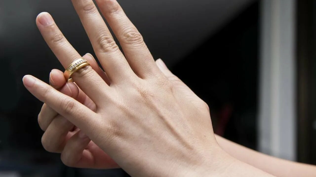 Обручальное кольцо на пальце. Кольцо на руке. Кольцо на безымянном пальце. Мужское обручальное кольцо на пальце.
