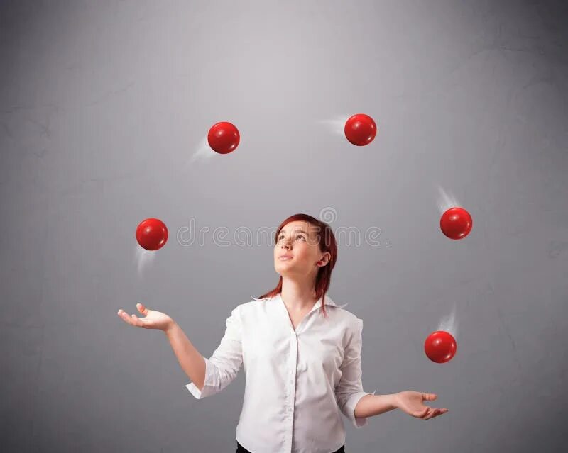Работать на шару. Человек жонглирует. Жонглирует с удовольствием. Жонглирование многозадачность. Жонглировать красными шариками.