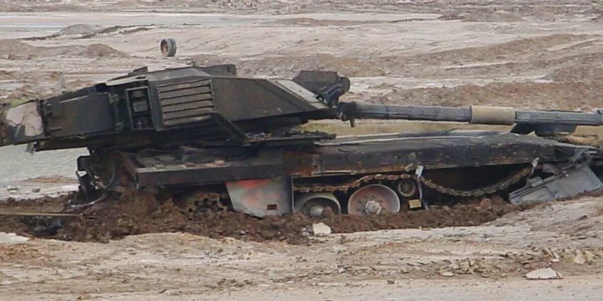 Подбит первый танк абрамс. Challenger 2 подбитый. Танк Челленджер 2 подбитый в Ираке.