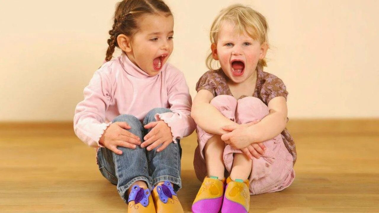 Дети в сандалях. Детские ноги в обуви. Обувь для детей в садик. Ботиночки для малышей. Ребенок 2,5 года.