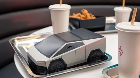 Tesla Diner: फिल्म...फूड और कार चार्जिंग सब कुछ एक साथ! 