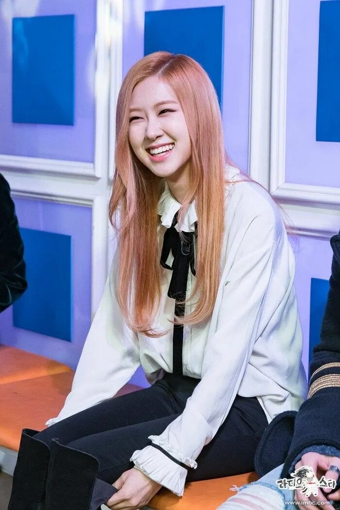 розе удивлена. розе удивлена. розэ блэкпинк улыбается. пак чеён розэ. розэ blackpink улыбка.