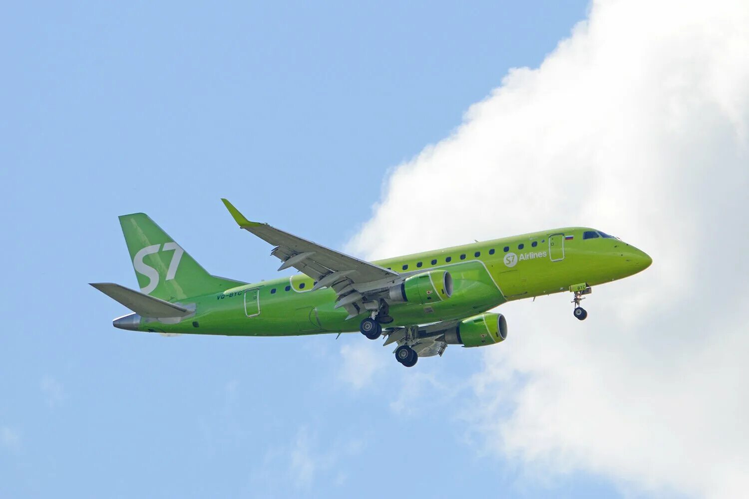 S7 airlines москва. Embraer s7. Embraer s7 Airlines. Рейс 2066 s7. Взлетающий самолет s7.