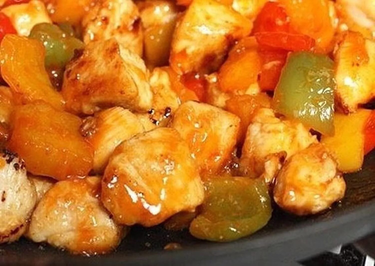 Кур кусочки с овощами. Куриное филе с овощами. курица с ананасами в мультиварке. курица в кисло-сладком соусе в мультиварке. куриное филе с овощами в мультиварке.