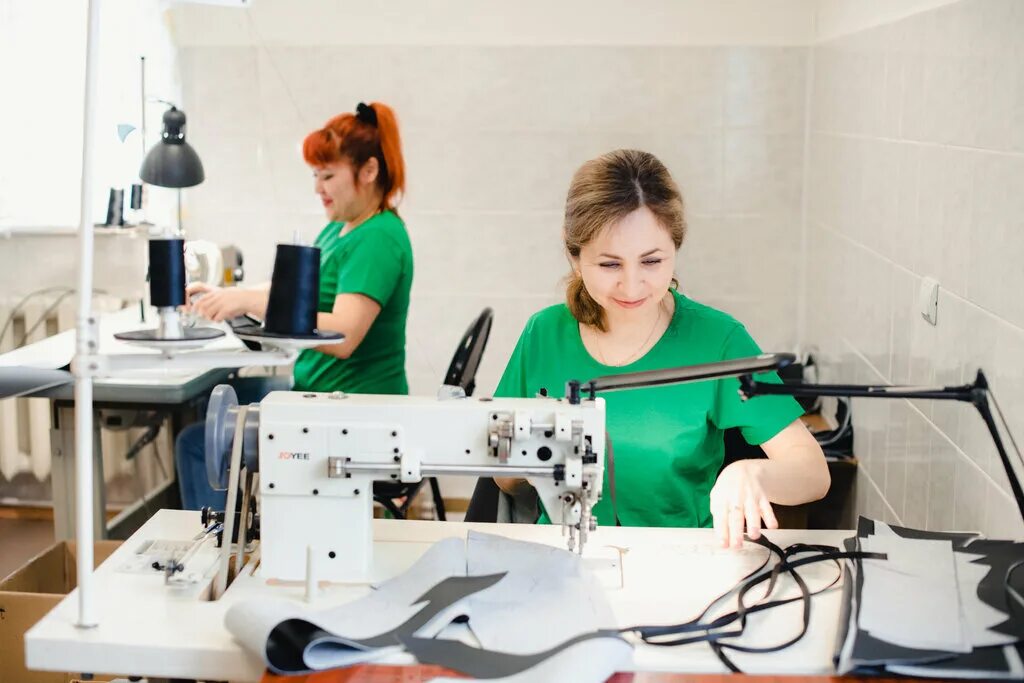 ульяновская швейная фабрика бостон. швейная фабрика alice fashion rues в ростове. швейные машины на фабрике палаток. рабочие швеи. вакансия швея железнодорожный.