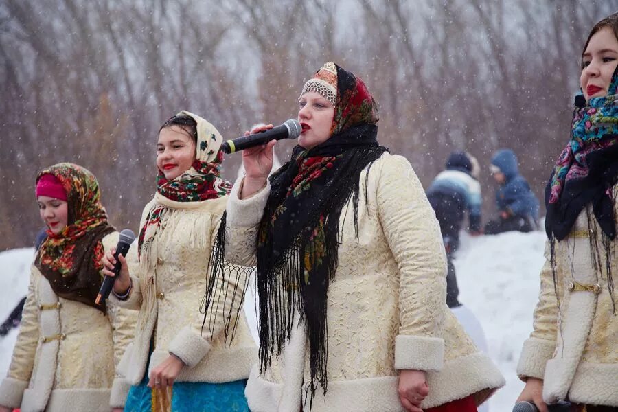 Как одеться на масленицу на гулянье. Одеться на масленицу. масленица в коллективе. ансамбль на масленице. как нарядиться на масленицу.