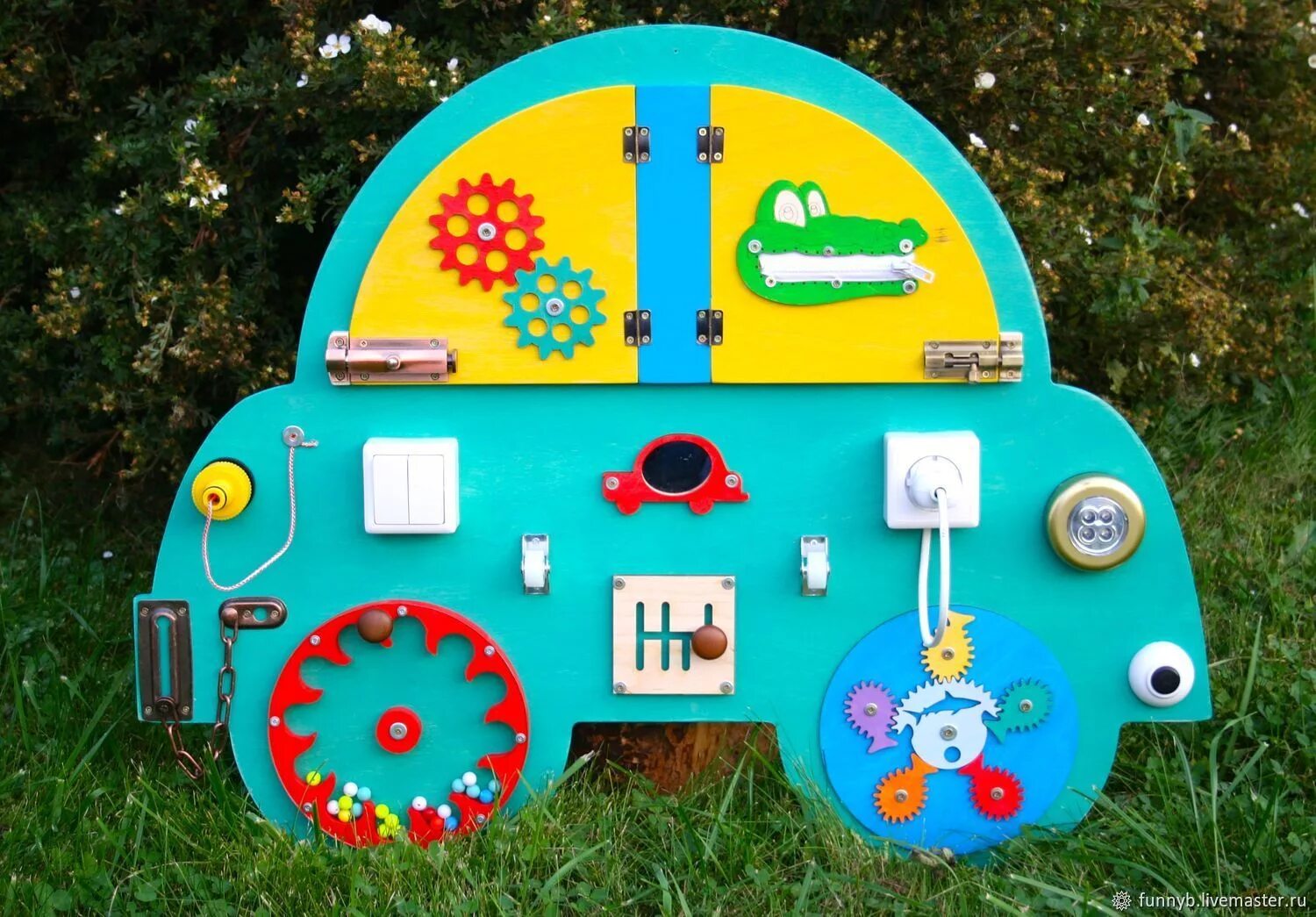 Бизиборд "машинка". Необычные развивающие игрушки для детей. Детские доски для развития. Бизиборд сад. Развивающая доска для малышей.