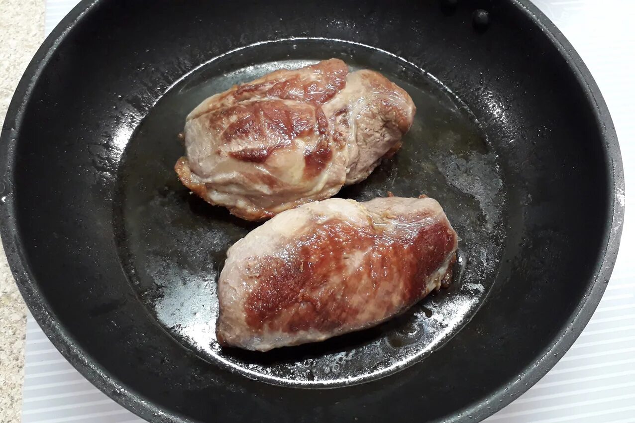 Как пожарить куриную грудку кусочками на сковороде. Утиная грудка жареная. грудка жареная на сковороде. утиные грудки жареные. утиные грудки на сковороде.