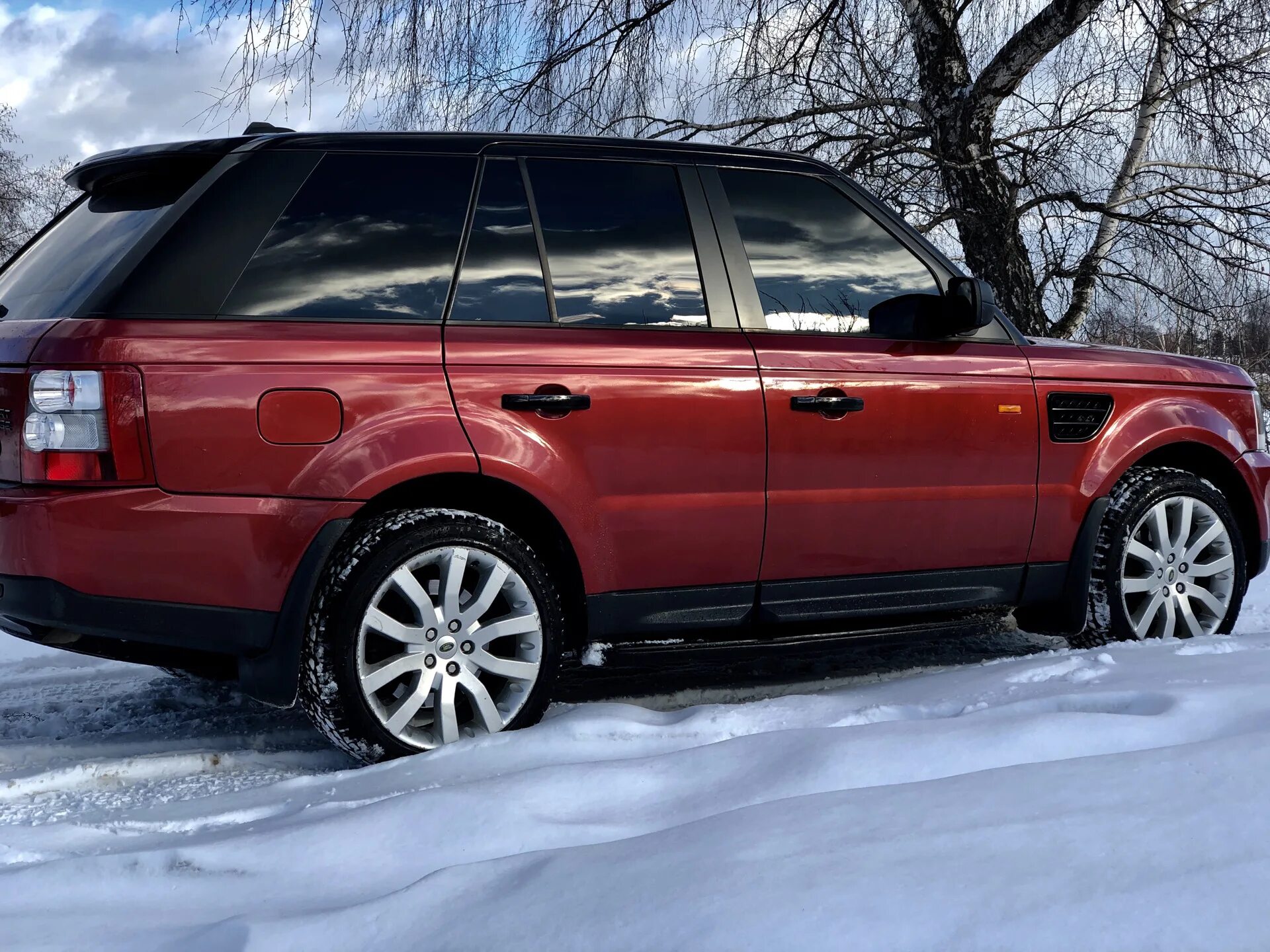 Range rover sport 2008 год. Рендж Ровер спорт 2008 красный. Рендж Ровер спорт красный. Рендж Ровер красный с черной крышей. Рендж Ровер спорт красный с черной крышей.