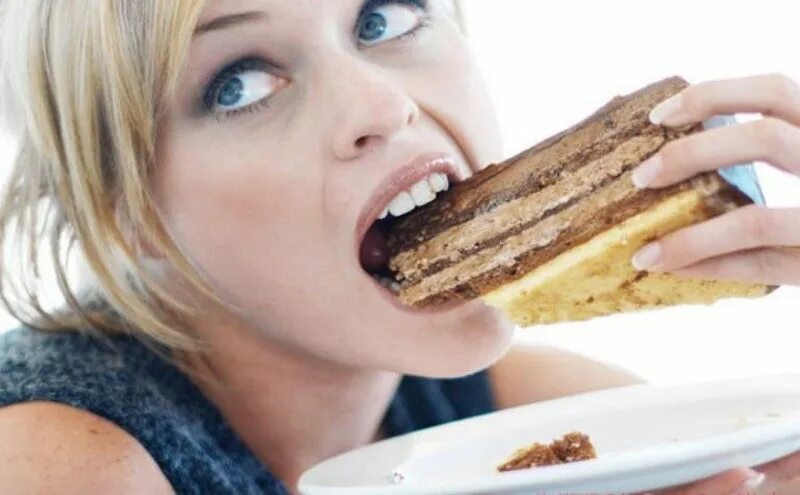 Ощущение сладости. Человек ест торт. Кушать во сне сладкие пирожные. Во сне есть торт. К чему снится есть торт.