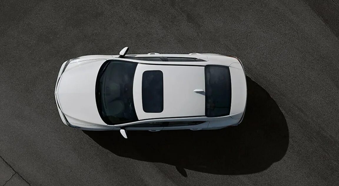 Porsche taycan 2021. Шоссейный автомобиль. Автомобиль вид спереди. Car from. Белая спортивная машина.