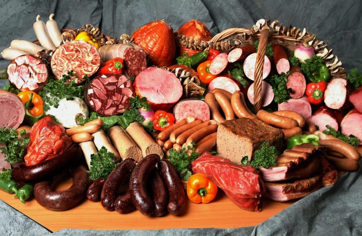 Изобилие еды. Мясные деликатесы. Колбасные изделия. Колбасы и мясные деликатесы. Вкусная колбаса.