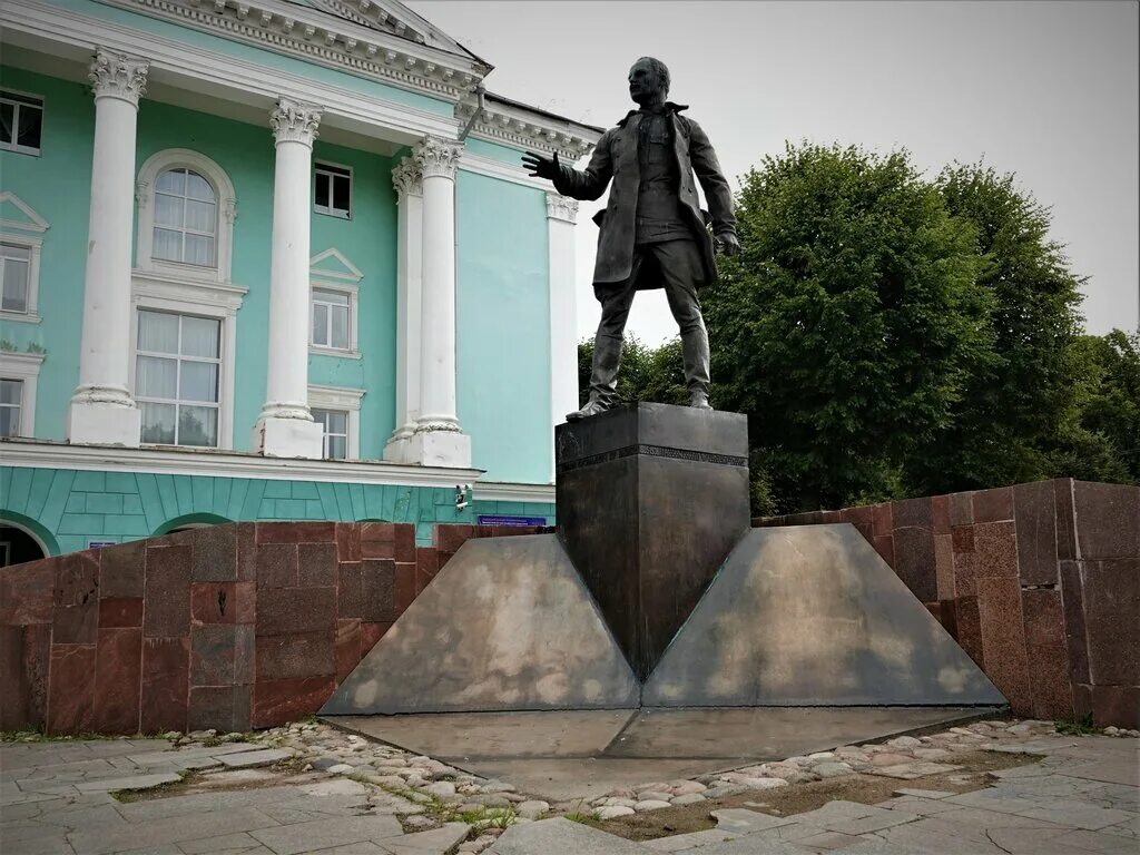 Памятник н. Памятники смоленск адреса. Памятник твардовскому и теркину в смоленске. Памятник владимиру куриленко в смоленске фото. Памятники смоленск адреса.