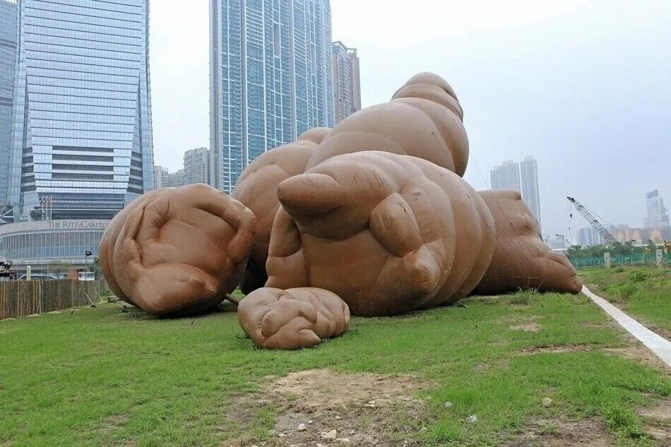 Здание-чайник в китайской провинции цзянсу. Скульптура клауд гейт (облачные врата). Дом-собака и дом-овца в тирау в новой зеландии. В виде громадного. Самая гигантская пчела в мире.