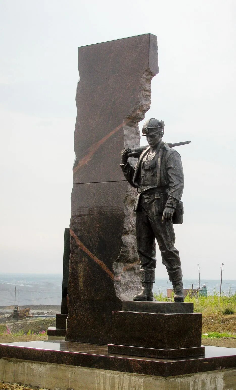 Памятник шахтерам сланцы. Памятник горняк. Памятник горняк гай. Памятник горняк гай. Памятники шахтерскому труду в кемерово.
