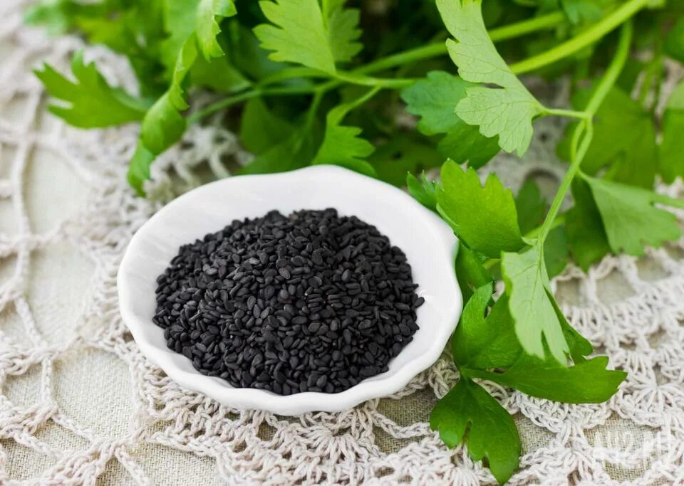 Черный кунжут фото. Кунжут черный. кунжут черный фото. черный кунжут полезные. черный сезам.