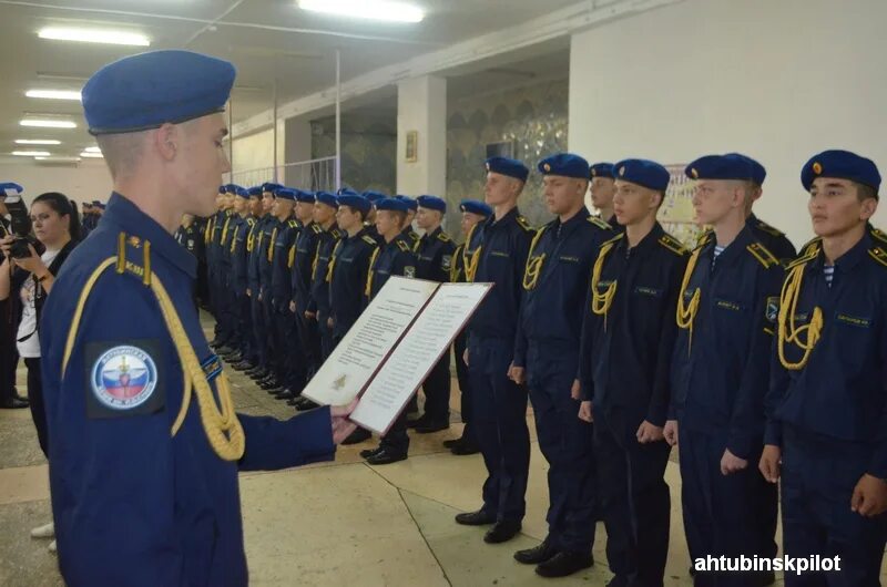 Кадетская школа ахтубинск. Ахтубинский кадетский. Кадетская школа ахтубинск. Торжественное обещание следопыта. Сухого.
