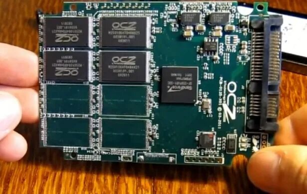 Ssd накопители типы накопителей. Как сделать ссд. Как сделать ссд. Плата ссд диска, как устроен ссд диск 2,5". Ssd из карт памяти microsd.