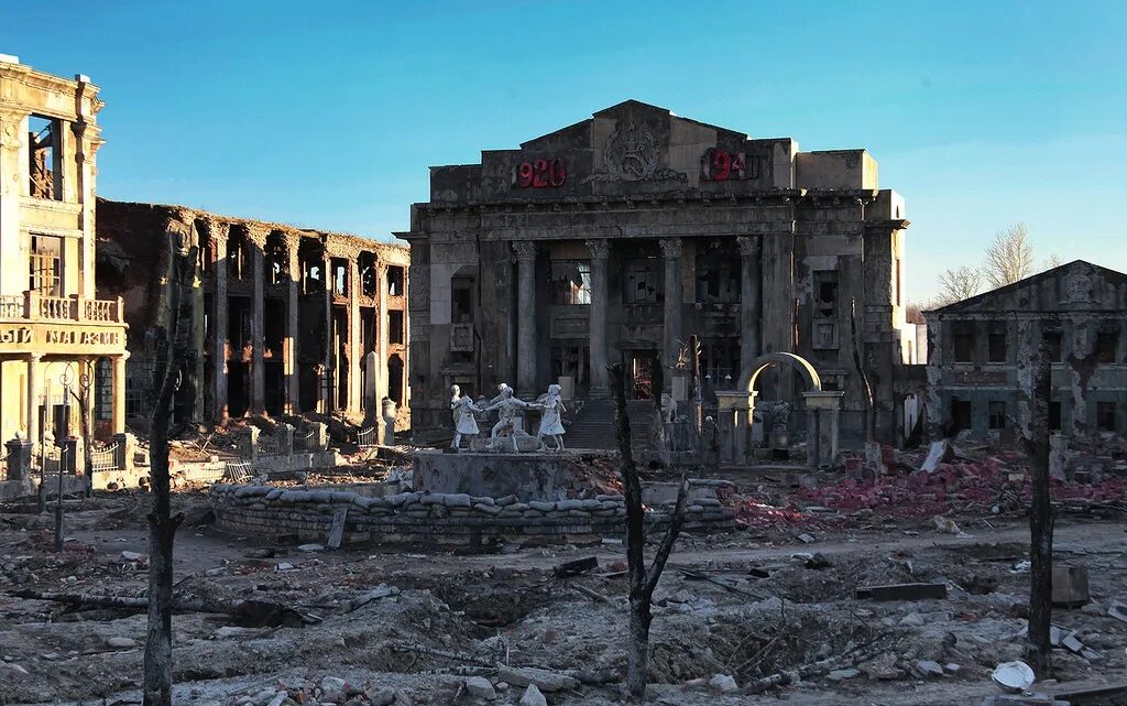 Город после волгограда. Сталинград декорации саперное. сталинград город после войны. драматический театр сталинград руины. разрушенный город после войны волгоград.