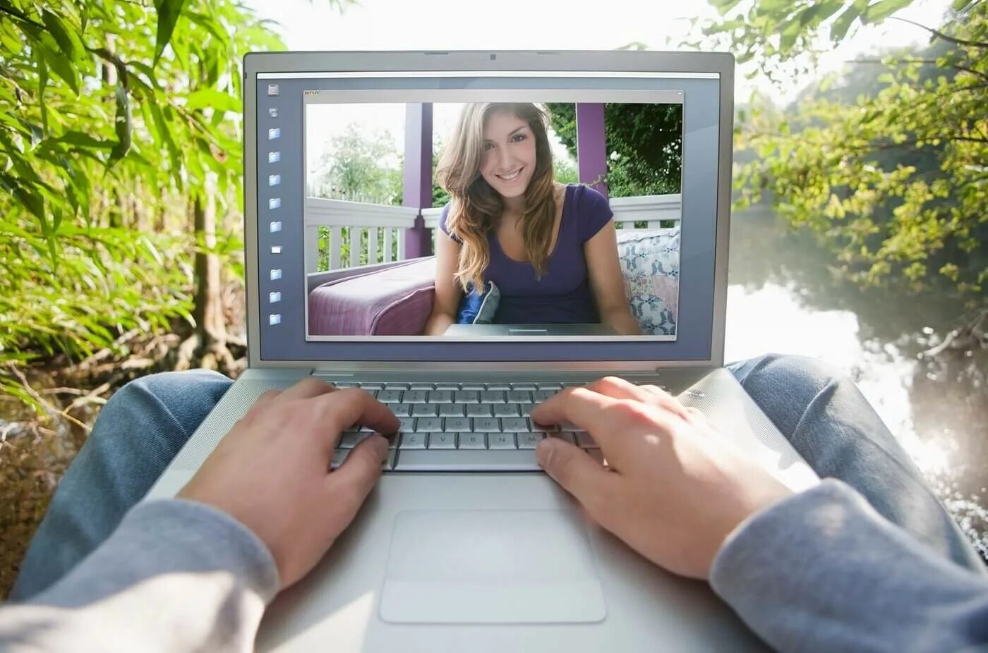 Скажи через компьютер. Дистанционное консультирование. Скажи через компьютер. Скажи через компьютер. Инженер на работе с бумагами за комп.