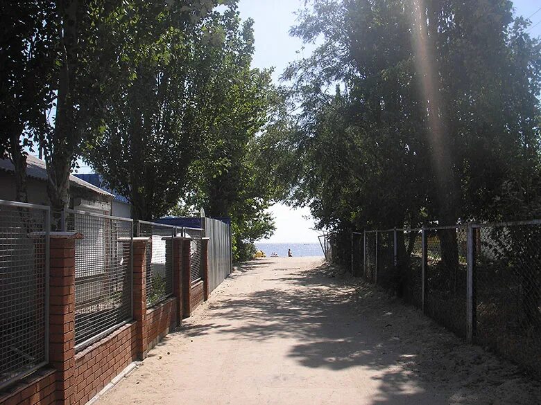 Мелекино 2 спуск альбатрос. Мелекино донецкая. Мелекино 2 спуск. Пансионат жемчужина азовья мелекино. Мелекино 2 спуск пансионат солнышко.