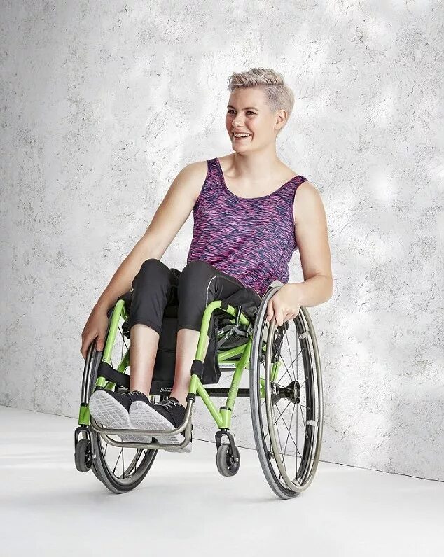 Девочка с дцп. Модели в инвалидных колясках. Женщина инвалид. Красивые девушки инвалиды. Модели колясок.