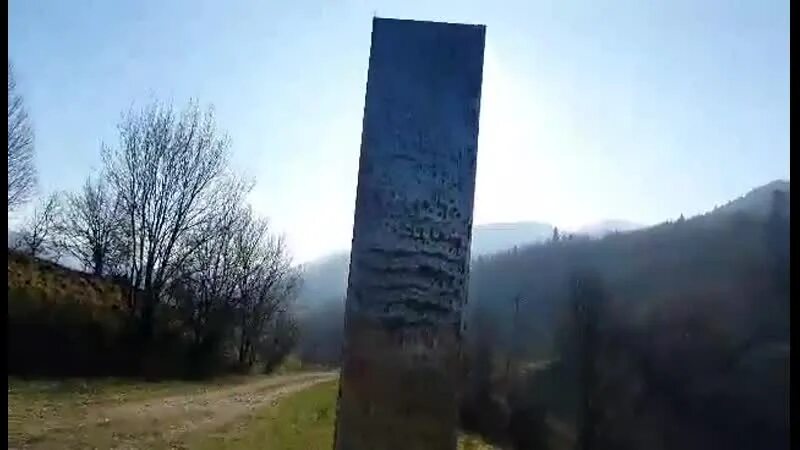 Загадочный обелиск. Странные столбы. Металлический монолит в Румынии. Столб из непонятного металла. Обелиск странный.