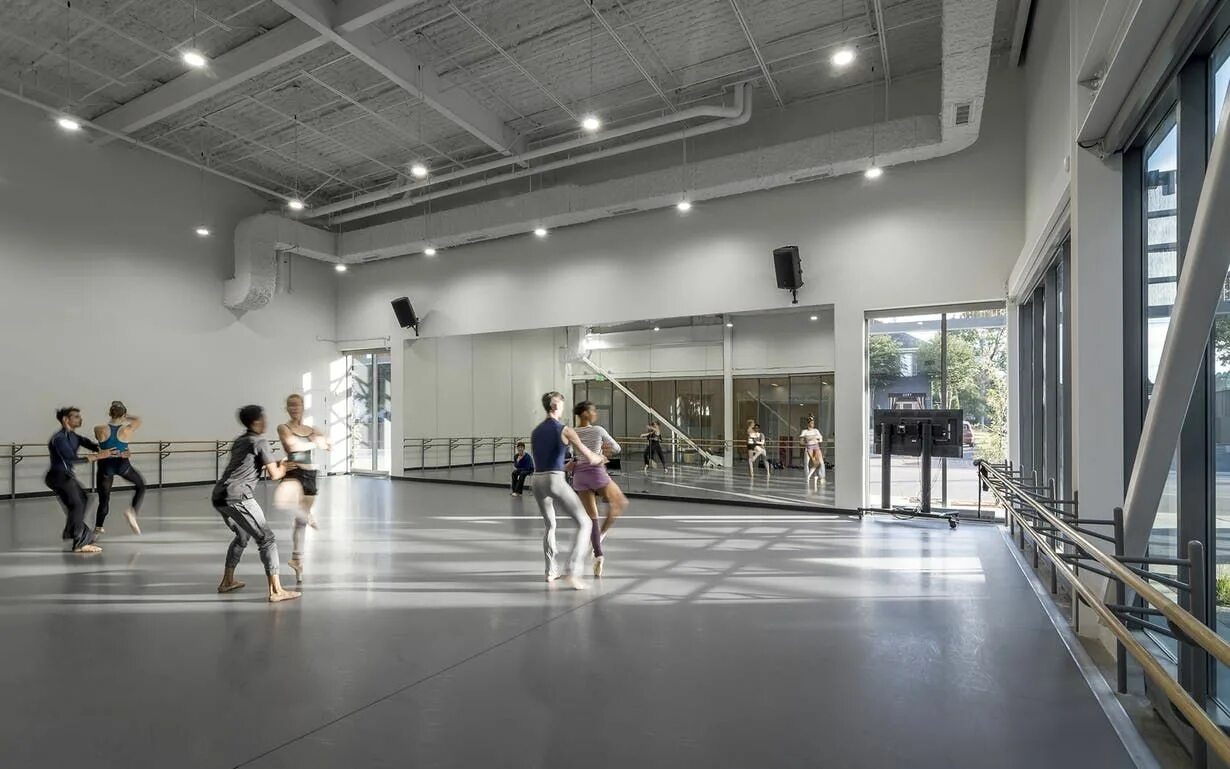 Performing arts school. Балетный класс с большими окнами. школа танцев большие окна. здание под танцы. ballet school architecture.