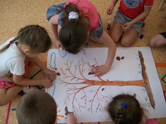 младшие дошкольники в игре. занятия для детей. воспитатель с детьми. занятия в садике. совместная деятельность старших дошкольников.