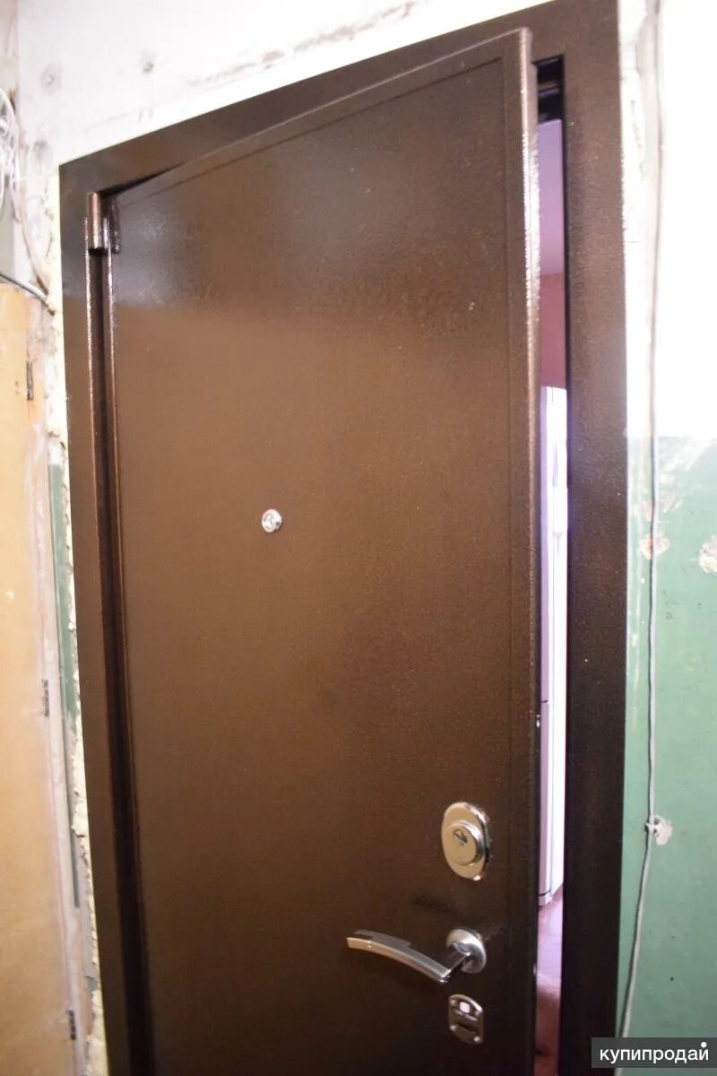 Отделка металлической двери. Монтаж входной двери. Монтаж входной двери. Установка входных дверей нижни тагил. Входные двери установленные.