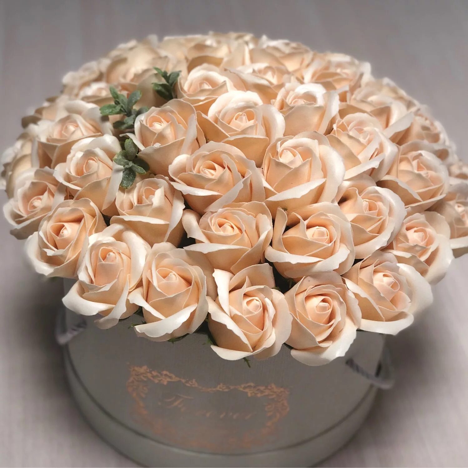 Букет из мыльных роз. Мыльные розы бежевые. Мыльные розы белые. Букет с кремовыми мыльными розами. Мыльные букеты из чайных роз.