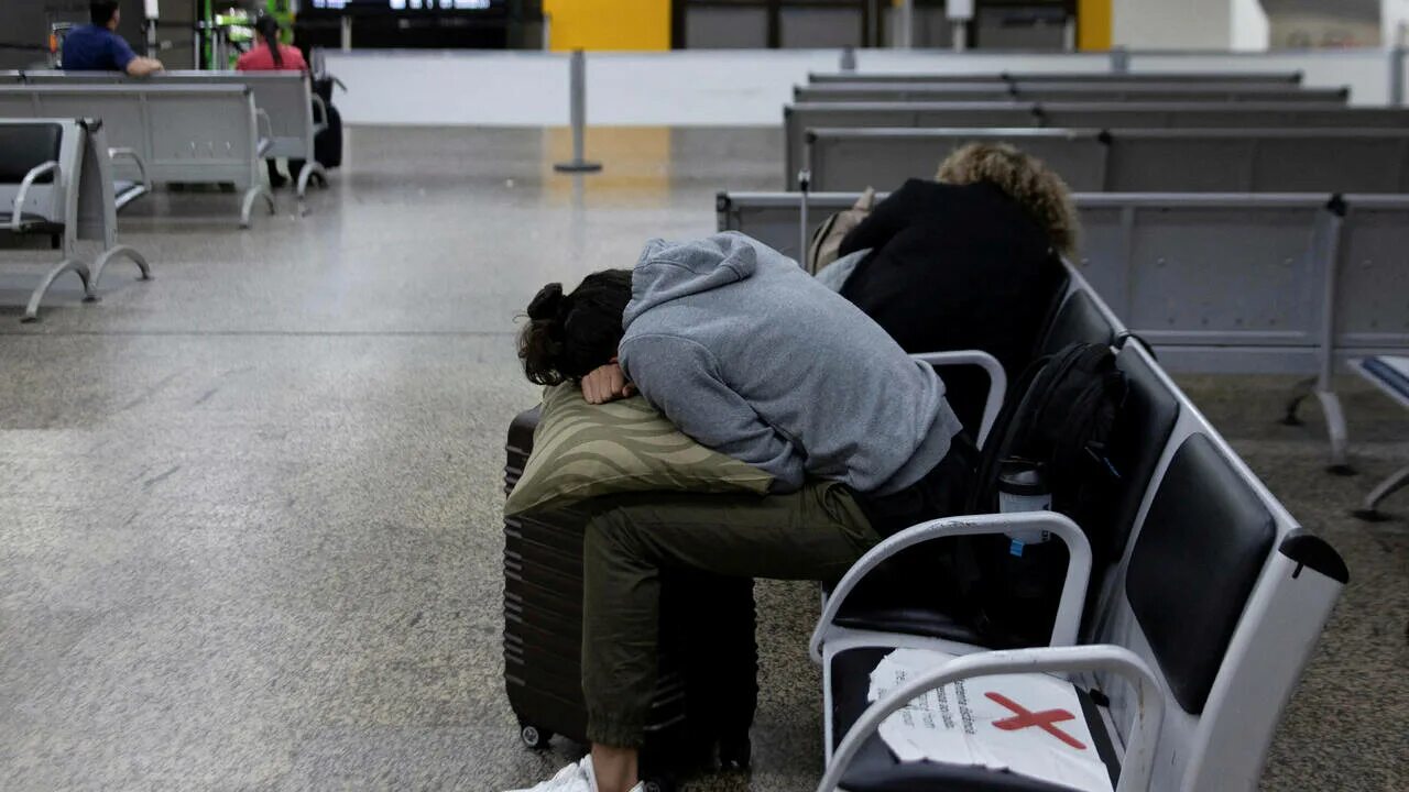 задержка рейса. пассажиры в зале ожидания. много людей в аэропорту.