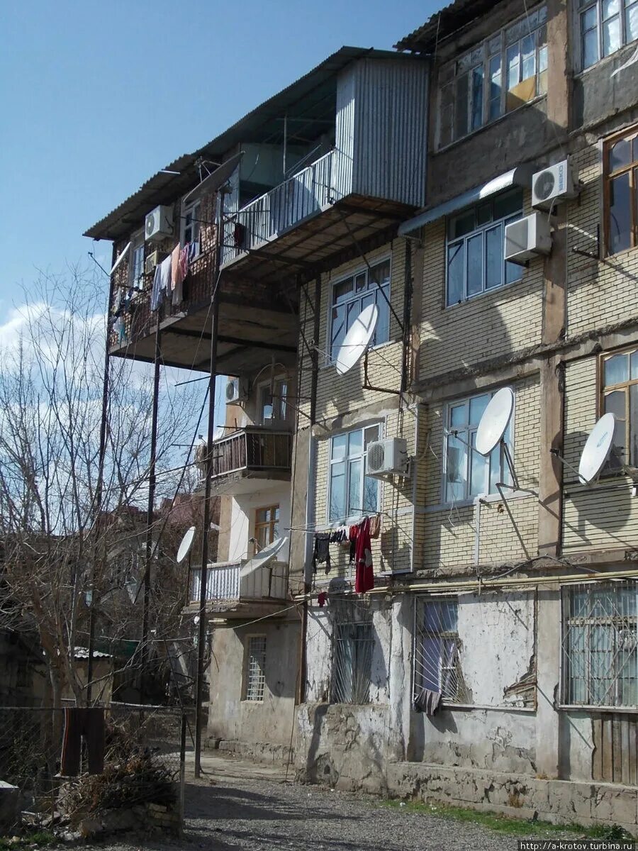 Нахичевань город удивительных балконов. Балконы в Баку самострой. Тбилиси балконы самострой. Балконы в Армении самострой.