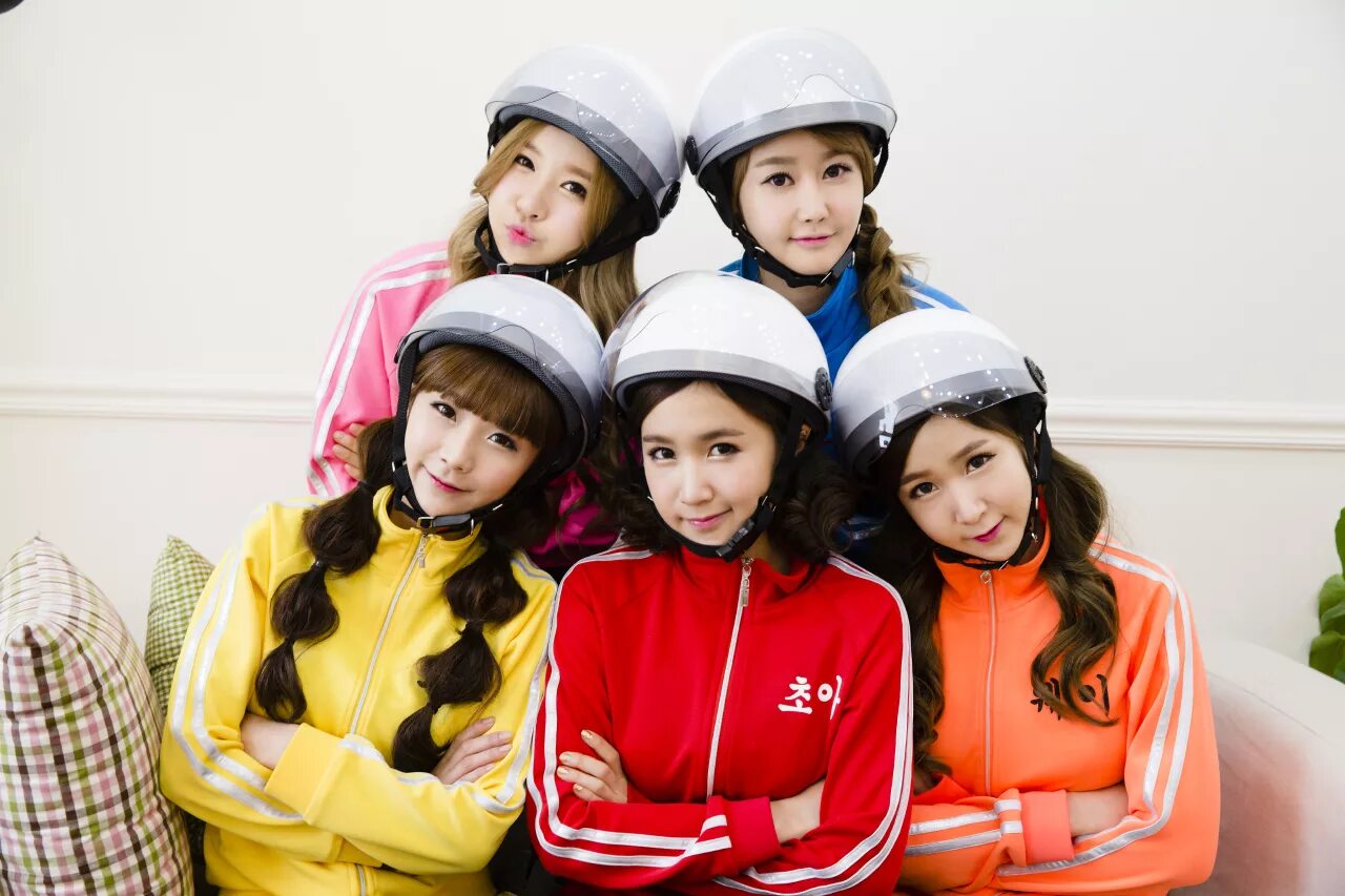 Компания pop pop. Группа Crayon Pop. Crayon Pop Ellin. Крайон поп Корея. Корейскую группу 5 девочек.
