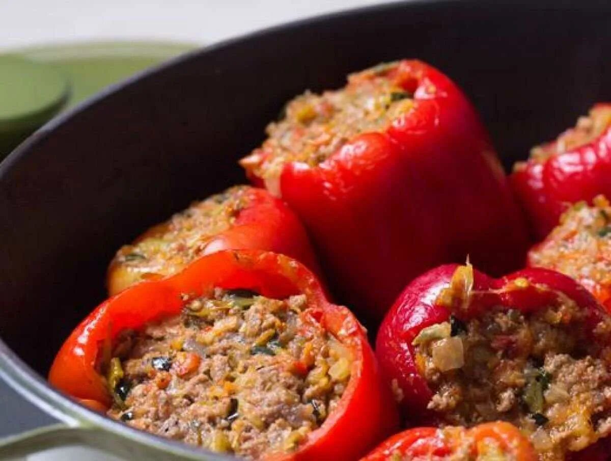Перец фаршированный постный. Перец фаршированный. Фаршированные перцы с фаршем и рисом. Фаршированные перцы пп. Перчики болгарские фаршированные.
