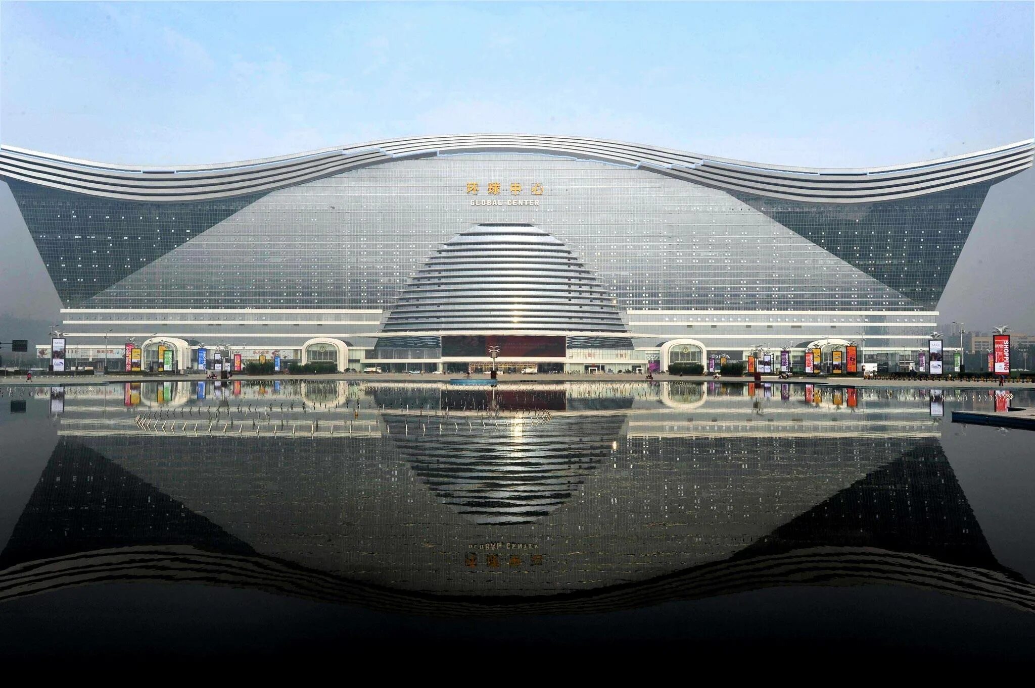 Самая большая новая. Глобальный центр «новый век» в Чэнду. New Century Global Centre площадь. Global Center, Чэнду Китай. Здание новый век Чэнду.