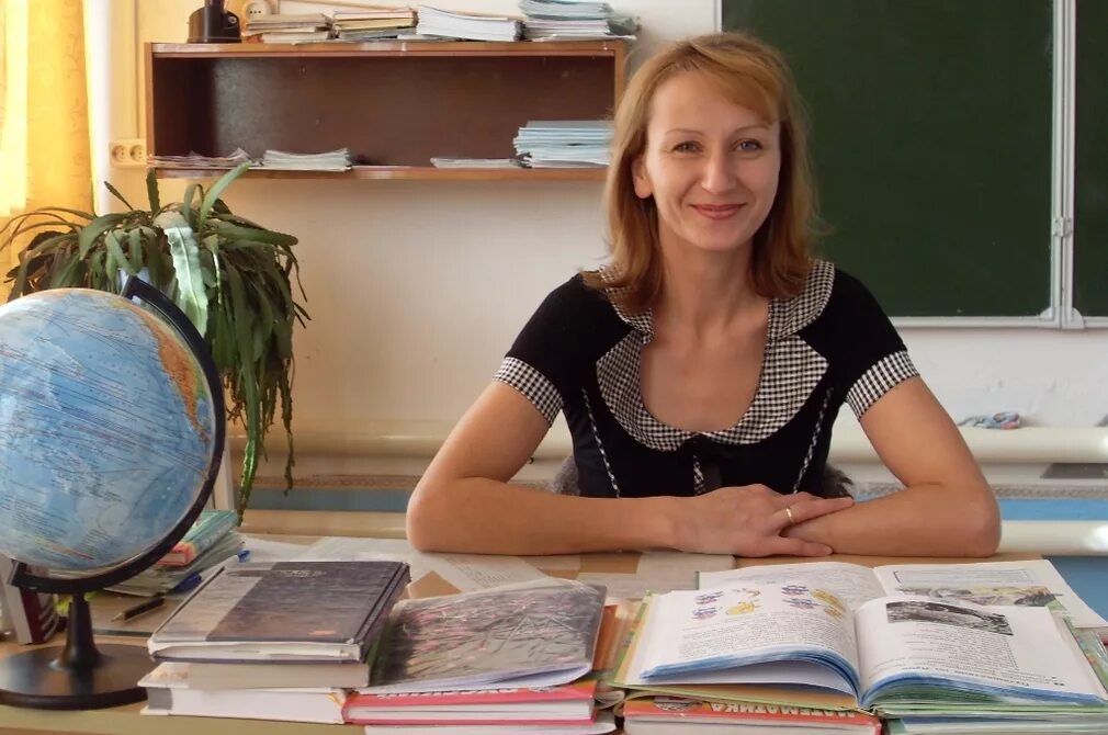 Видео красивых учительниц. Молодые учителя в школах. молодые женщины учителя. красивые учительницы. молодые учителя начальных классов.