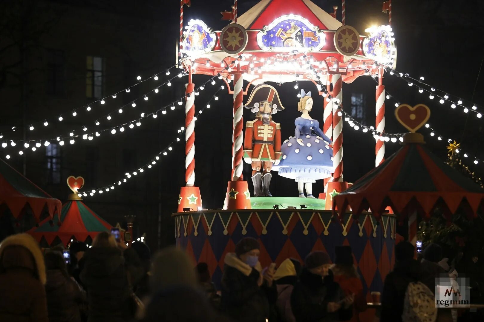 Спб ярмарка новогодняя малая конюшенная. Манежная площадь санкт-петербург ярмарка 2021. Манежная площадь спб 2022. Ярмарка на манежной площади 2022 спб. Манежная площадь санкт-петербург ярмарка 2021.