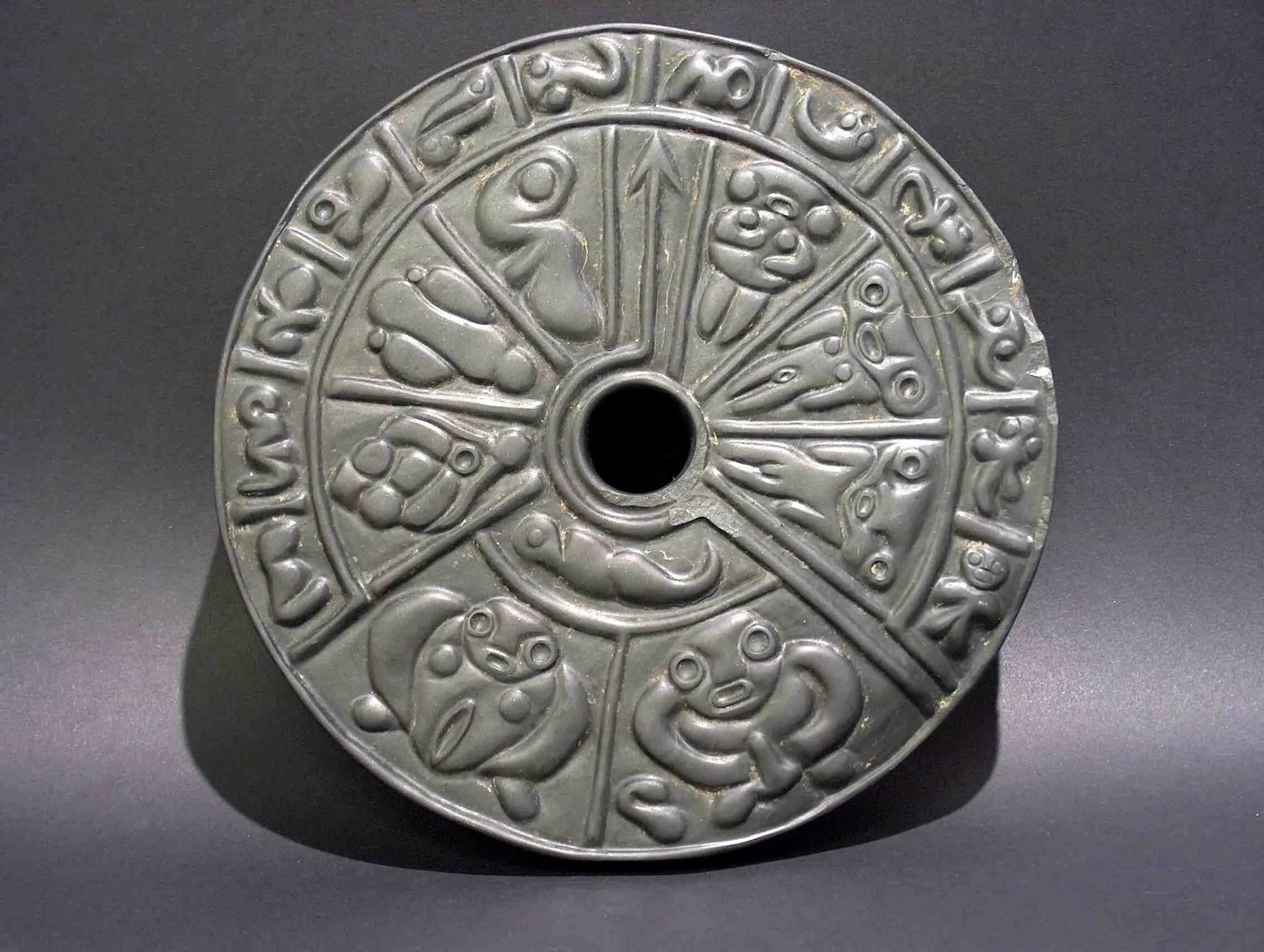 Мексика артефакты палеоконтакта. Каменный диск колумбии артефакт. Кушанское царство артефакты. Камень из пещеры бломбос. Артефакты древних цивилизаций.