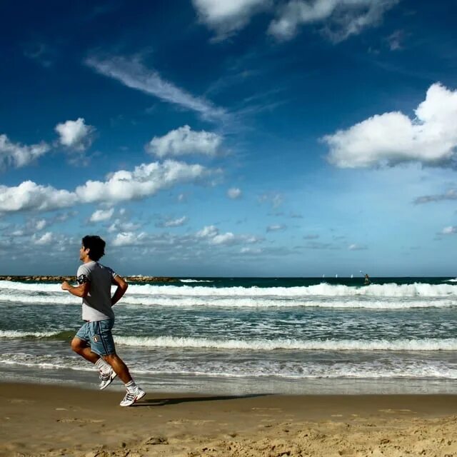 Пробежка на берегу моря. Утренняя пробежка. Спорт на пляже мужчина. Мужчина тренировка на море.