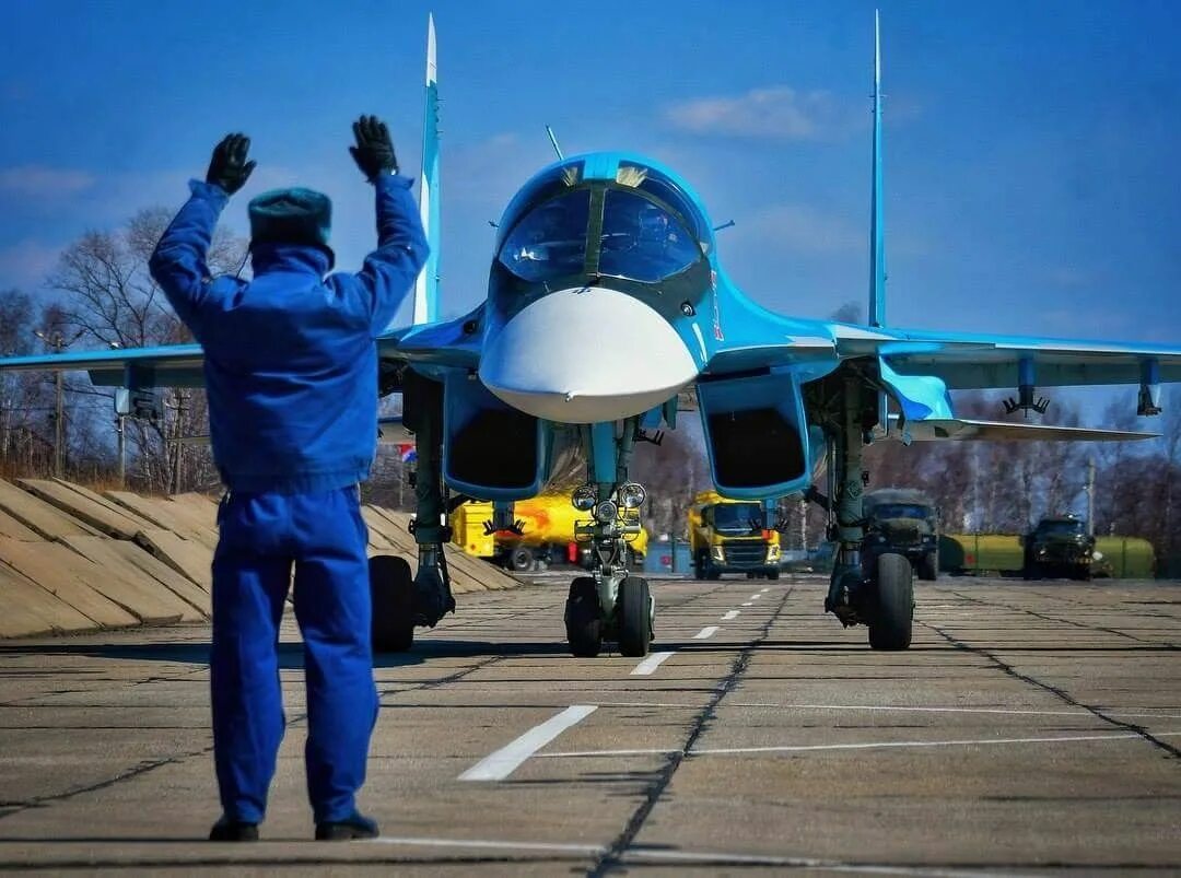 Самолет на 2 человека. Пилот Су 34. Су-34 бомбардировщик. Су-34 ВКС. Су 34 экипаж.