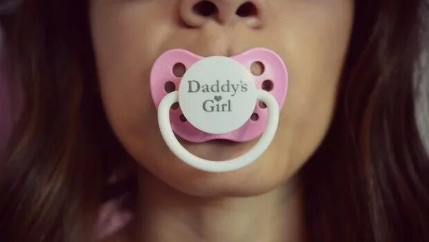 Daddy girls video. Девушка с Pacifier. Daddy девушки. Daddy's girl девушка. Ddlg девушки.