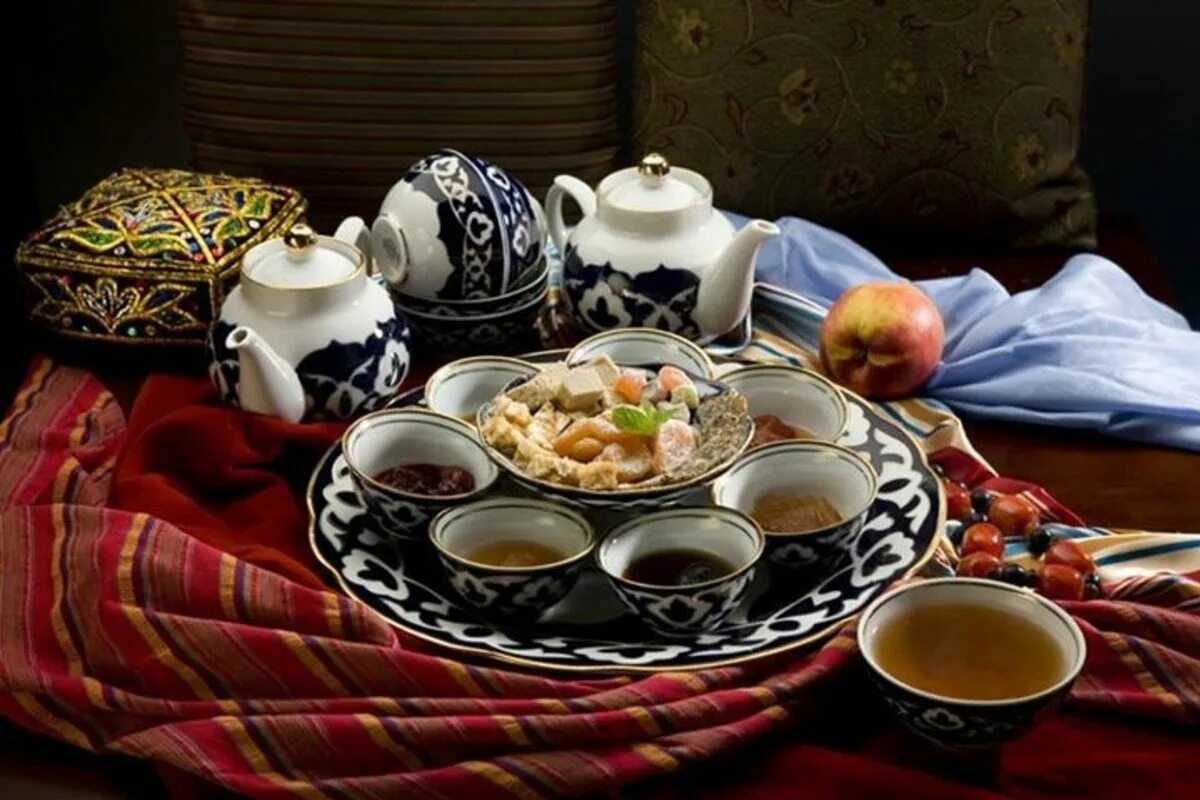 Утро на таджикском. Чойнак Чой. Чай в Узбекистане традиции Чайхана. Узбекистане традиции Чайхана. Чайная церемония в Узбекистане Чайхана.