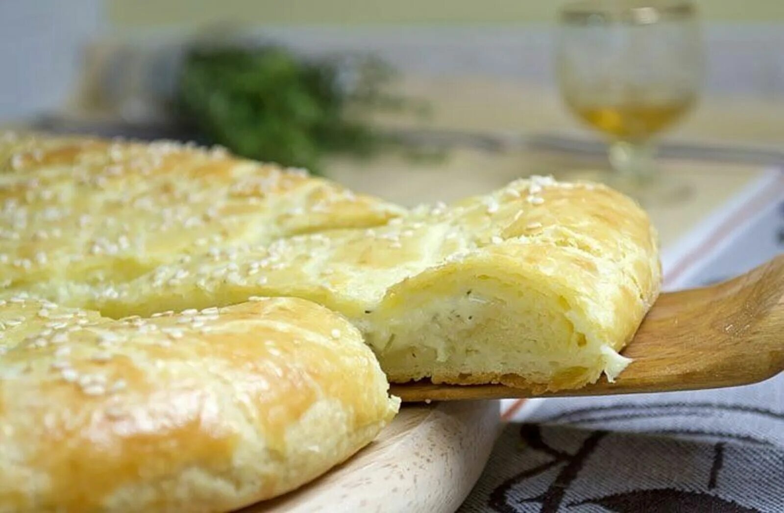 Тесто с сыром рецепты с фото. Выпечка с сыром. выпечка с творогом и сыром. пирог с сыром на творожном тесте. сырная лепешка с творогом.