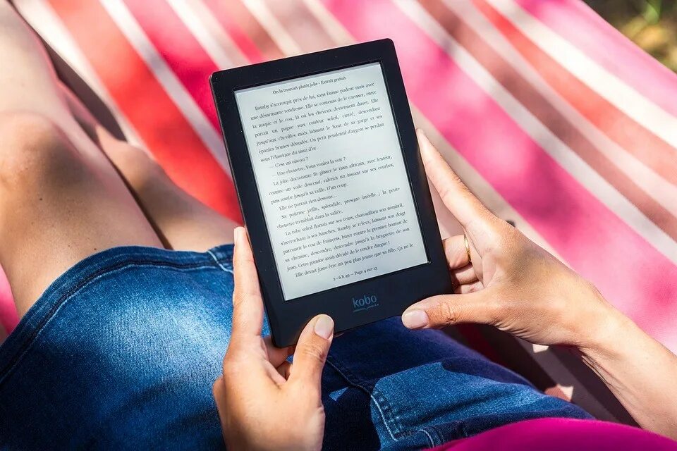 Сайт электронных книг. Электронная книга. планшет для чтения. электронная книга в руках. гаджеты для чтения книг.