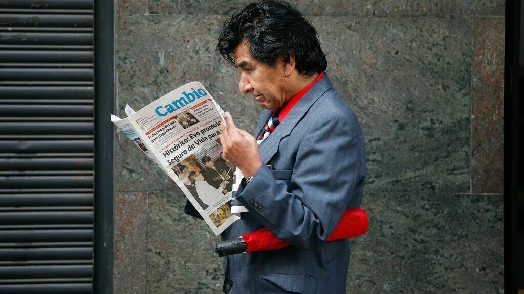Reading newspaper. Парень с газетой в руках. Funny newspaper photos. Read newspaper. Старик читает газету.