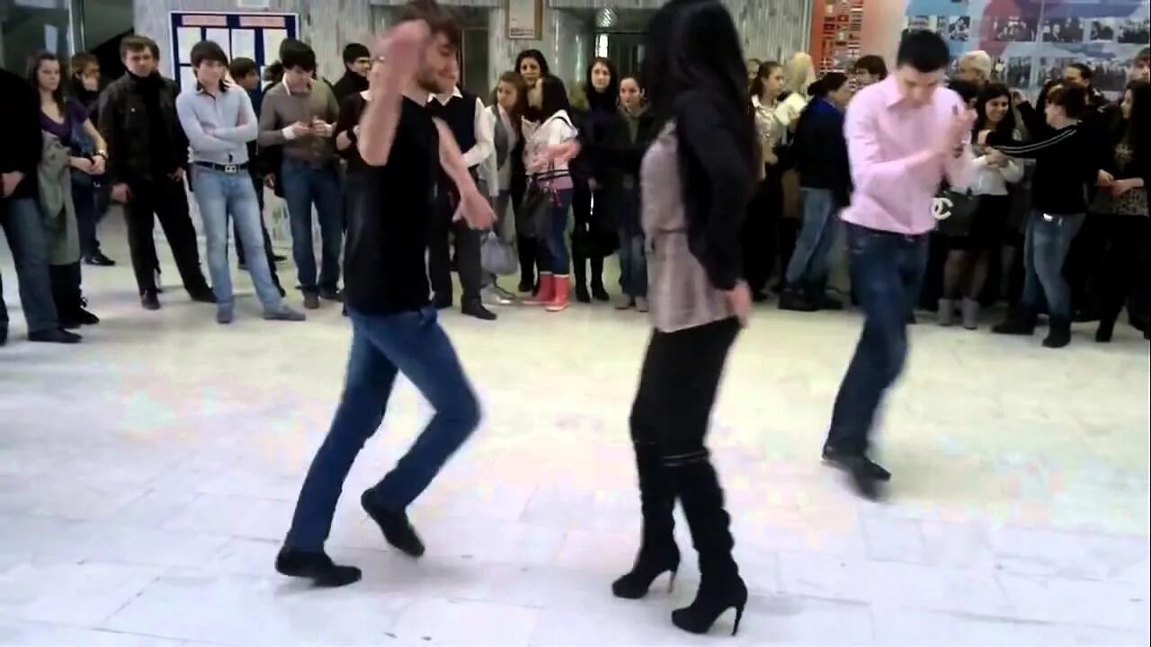 Кавказцы танцуют. Девушка танцует лезгинку. Кавказцы танцуют лезгинку. Дагестанцы лезгинка. Красиво танцует лезгинку